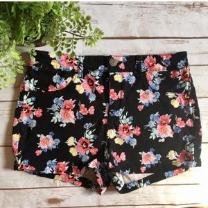 SO Black Floral Shorts ☀️